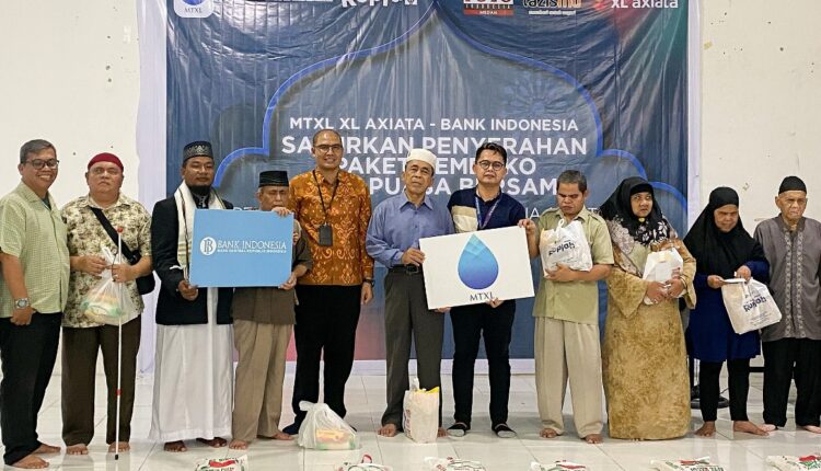 Karyawan XL Axiata dan Bank Indonesia serahkan bantuan dan buka bersama disabilitas netra di Medan.