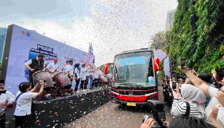 Pelanggan Telkomsel dan IndiHome donasi tiket pulang kampung bagi 1.100 pekerja sektor informal melalui Program Mudik Hepi Telkomsel Poin 2025.