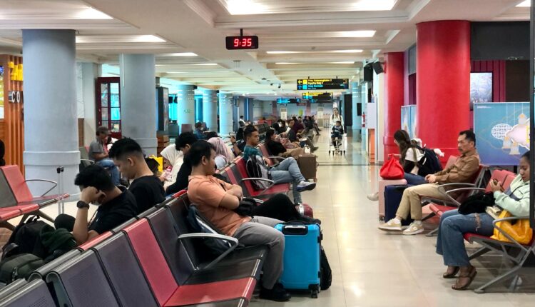 Suasana ruang tunggu di Bandara SMB II Palembang, Sumsel. (Foto: Tia)