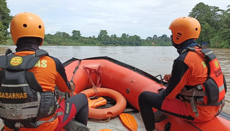 Tim SAR Gabungan saat melakukan pencarian terhadap korban.
