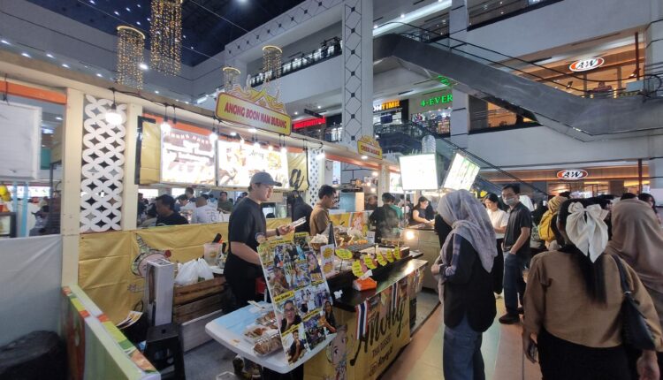 Festival Kuliner Thailand di atrium Palembang Square Mal di serbu pengunjung.