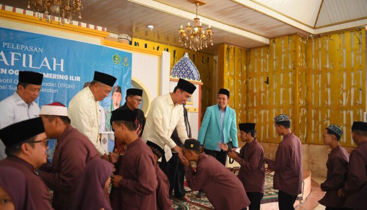 Bupati OKI Muchendi Mahzareki memberangkatkan Kafilah OKI Seleksi Tilawati Qur'an dan Hadits (STQH) Sumsel.