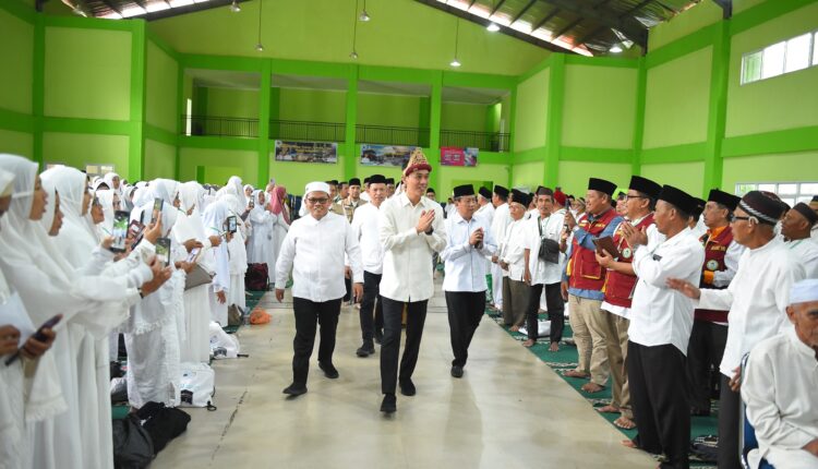 Muchendi bersama calon jama'ah haji OKI, pada saat giat bimbingan manazik.
