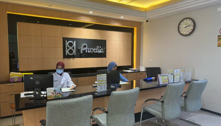 Suasana Customer Service Prodia Palembang siap melayani konsumen.