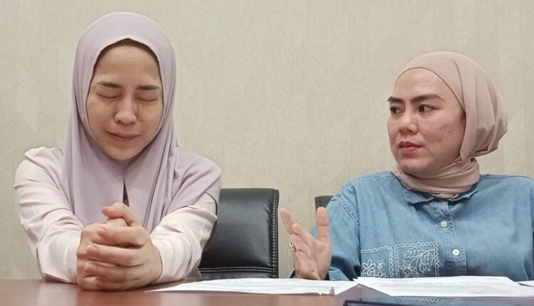 Korban didampingi pengacaranya.