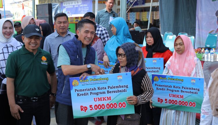 Penyerahan bantuan modal bagi UMKM.