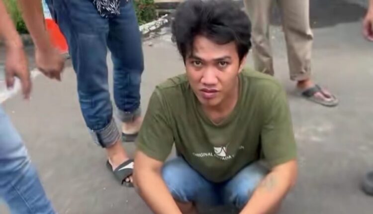 Pelaku saat diamankan polisi.