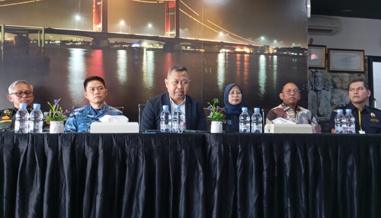 General Manager Bandara SMB II Palembang R Iwan Winaya Mahdar saat gelar konferensi pers, pada Minggu (27/04/2025).