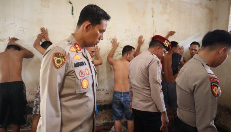 Kapolres Mura AKBP Agung Adhitya Prananta saat melakukan pemeriksaan tahanan di sel.