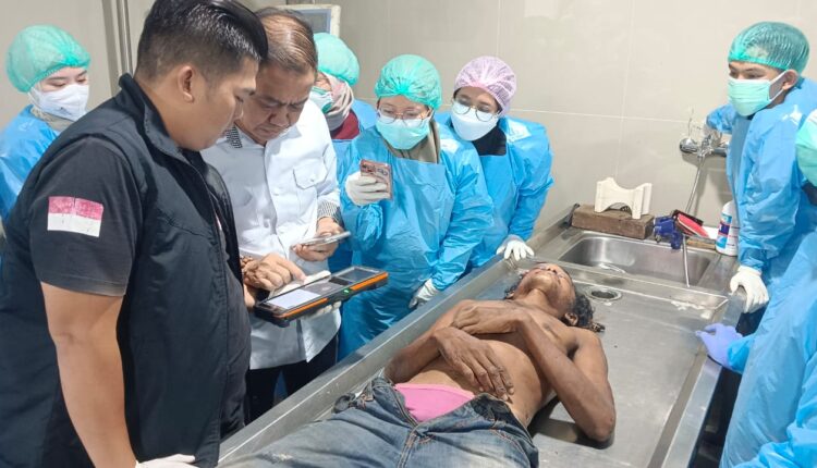 Korban saat diindentifikasi oleh pihak kepolisian dan rumah sakit.