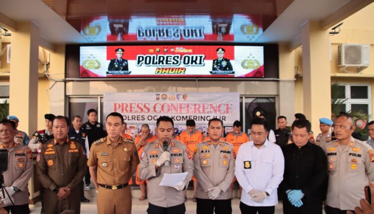 Konferensi pers di Polres OKI penangkapan empat orang pelaku pengeroyokan yang terjadi di Tulung Selapan.