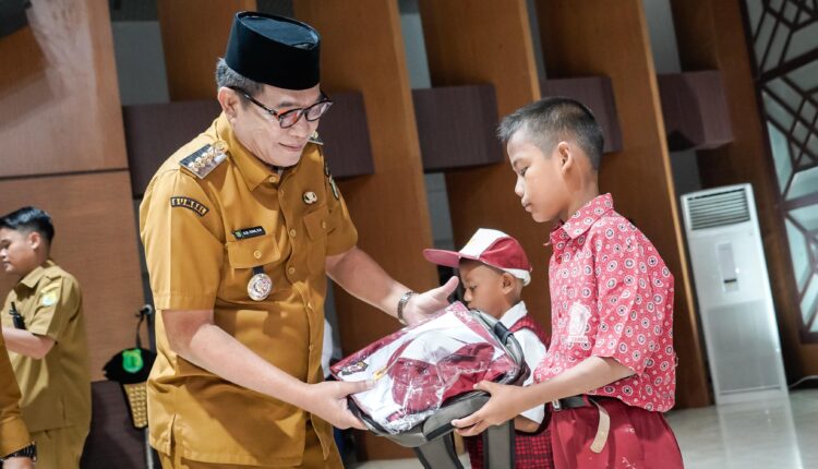 Penyerahan seragam gratis.