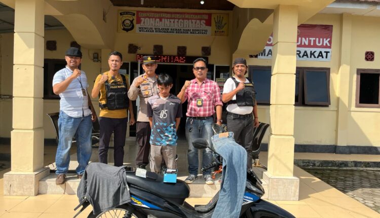 Tersangka beserta barang bukti saat diamankan di Polsek Muara Beliti.