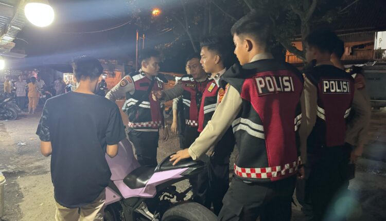 Anggota Sat Sabhara Polres OKI melaksanakan giat Patroli di wilayah Kota Kayu Agung, Kabupaten OKI.