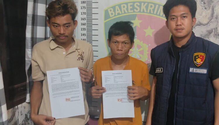 Kedua tersangka saat diamankan di Polsek Tungkal Ilir.