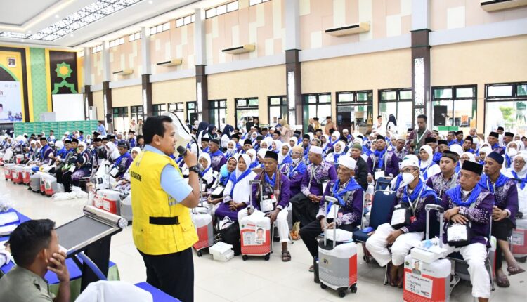 Ratusan jemaah calon haji yang sedang mendapat arahan oleh PPIH Embarkasi Palembang. (Foto: Kemenag Sumsel)