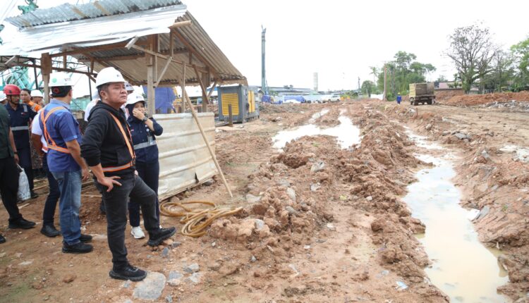 Gubernur Sumsel, Herman Deru saat meninjau terminal logistik Kramasan, pada Selasa (13/05/2025). (Foto: Pemprov Sumsel)