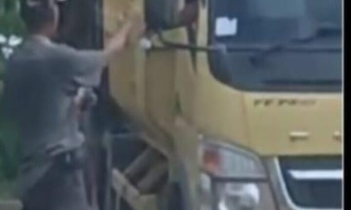 Pelaku saat melakukan pemalakan terhadap sopir truk.