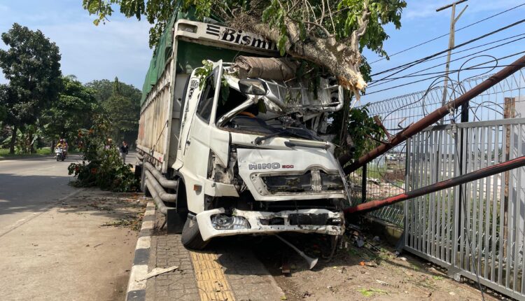 Kondisi truk tronton usai menabrak.