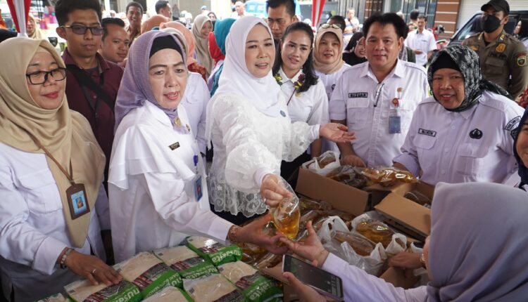 Ketua TP PKK Sumsel, Febrita Lustia saat meninjau langsung pasar murah yang diadakan di Halaman Dinas Ketahanan Pangan dan Peternakan (DKPP) Sumsel, pada Rabu (14/05/2025). (Foto: Pemprov Sumsel)