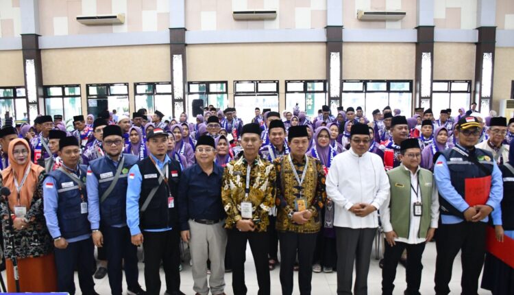 Sejumlah Panitia Penyelenggara Ibadah haji (PPIH) Embarkasi Palembang bersama ratusan jemaah haji kloter 10. (Foto: Kemenag Sumsel)