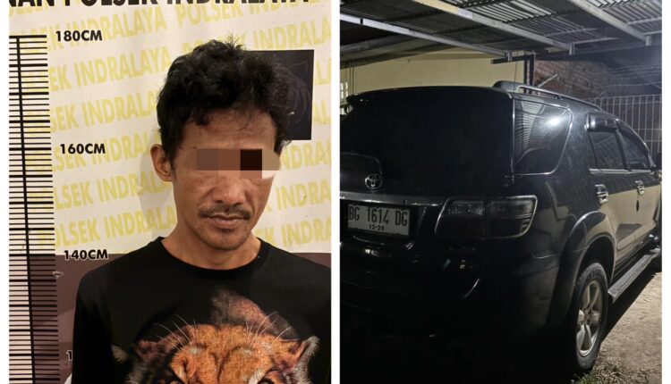 Tersangka beserta barang bukti saat diamankan di Polsek Indralaya.