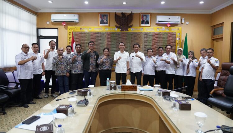 Bupati Muchendi saat menerima tim Satker Direktorat Jendral Prasarana Strategis Kementrian PUPR.