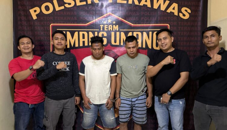 Kedua pelaku saat diamankan di Polsek Terawas.