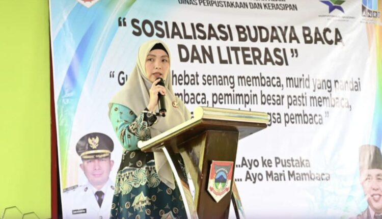 Wakil Walikota Pagar Alam Hj Bertha buka lomba baca puisi. 