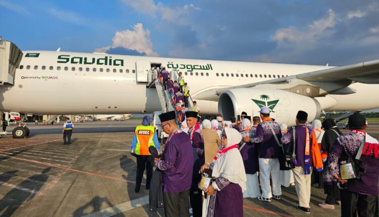 Jemaah calon haji Kloter 11 saat akan berangkat menuju Madina dari Bandara SMB II Palembang, pada Kamis (15/05/2025). (Foto: Kemenag Sumsel)