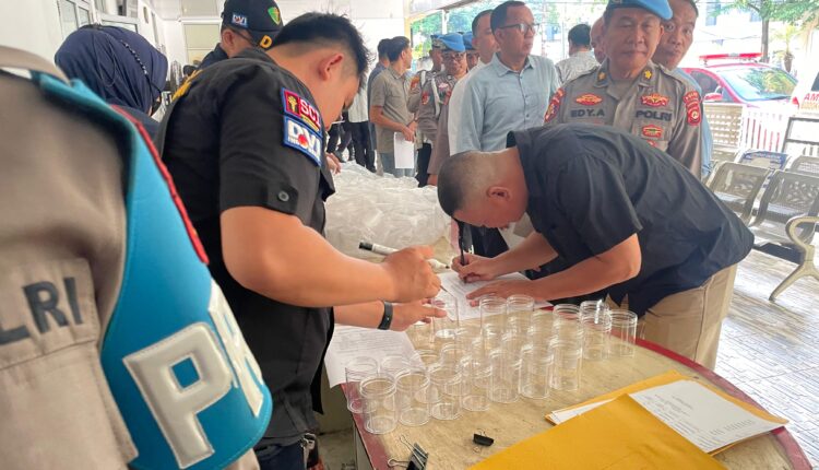 Ratusan personel Polda Sumsel jalani tes urine.