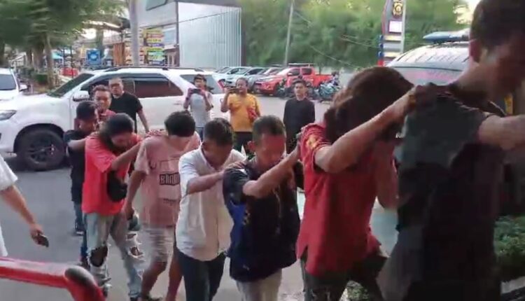Belasan orang yang diduga sebagai preman di giring ke Polrestabes Palembang.