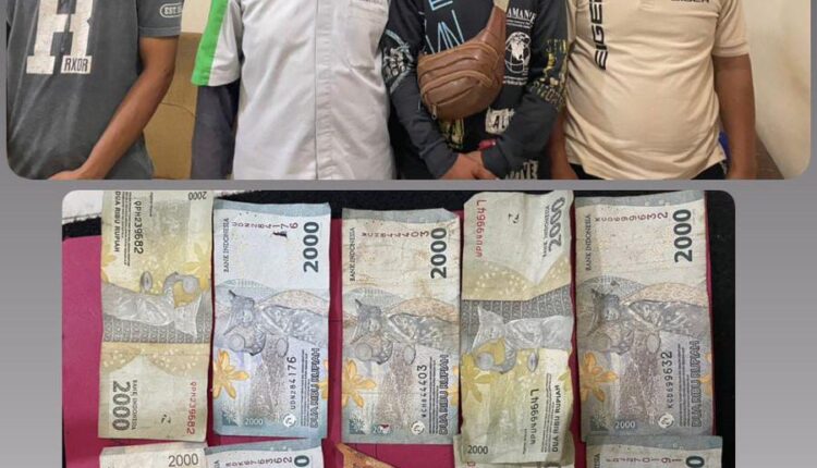 4 orang tersangka beserta barang bukti berupa uang saat diamankan di Polsek Tanjung Raja.