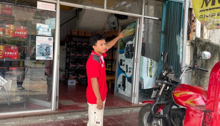 Fadel (20) rekan korban saat menunjukkan CCTV di lokasi kejadian.