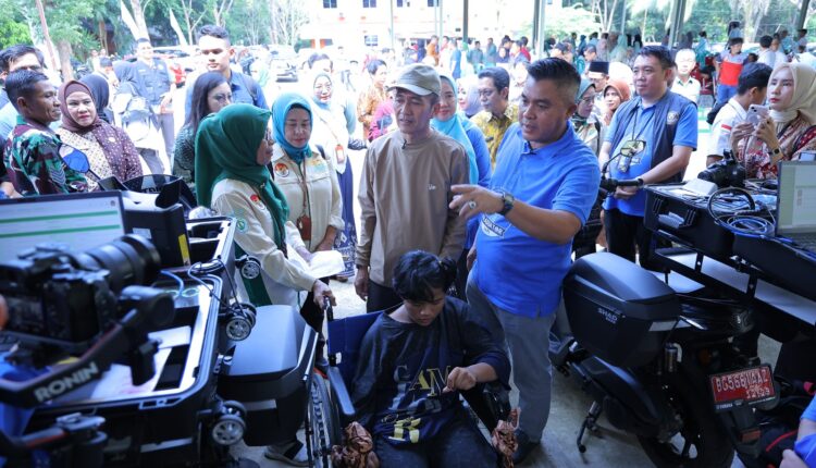 Ratu Dewa Saat Launching Gladiator permudah Adminduk, Jumat Di kecamatan Alang Alang Lebar.