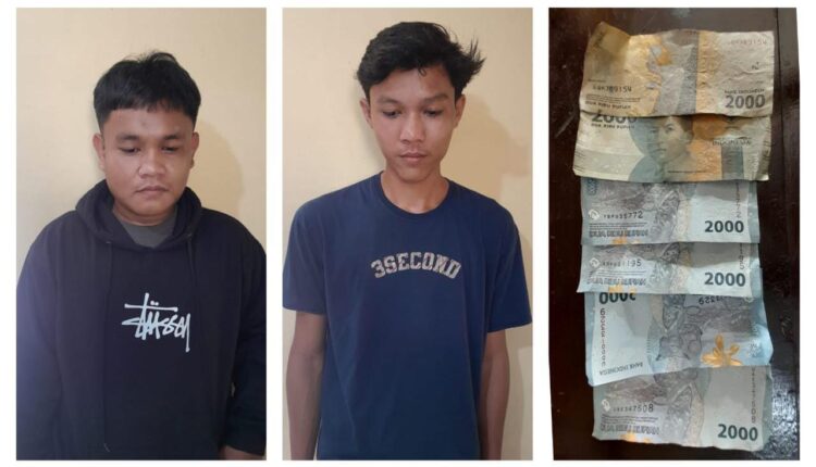 Tersangka beserta barang bukti saat diamankan di Polsek Muara Kuang.