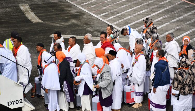 Jemaah Calon Haji kloter 12 gelombang kedua asal OKI dan Palembang saat akan berangkat ke Jeddah dari Bandara Internasional SMB II Palembang, pada Sabtu (17/05/2025). (Foto: Kemenag Sumsel)