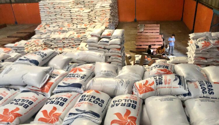 Tumpukan beras di Gudang Bulog Sumsel Babel, Sukamaju, Kota Palembang. (Foto: Tia)