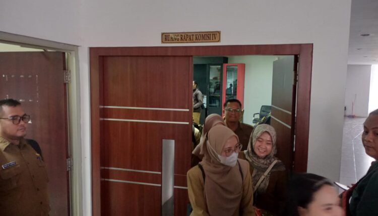 Suasana usai rapat antara ratusan guru dengan anggota dewan di Ruang Rapat Komisi IV DPRD Kota Palembang.
