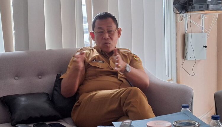 Kepala Dinas Pekerjaan Umum Bina Marga dan Tata Ruang (PUBMTR) Sumsel, M Affandi saat diwawancarai langsung di ruang kerjanya. (Foto: Tia)