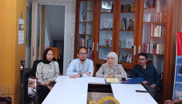 Saat Titis Rachmawati selaku kuasa hukum DS Owner Travel Umroh angkat bicara.