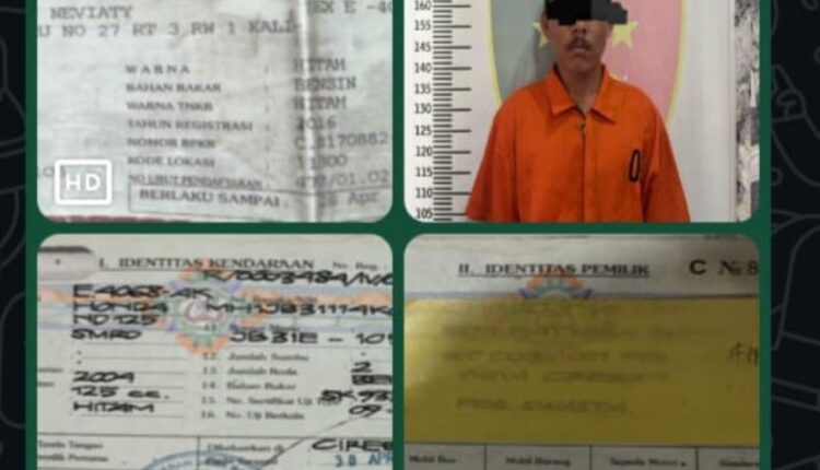 Tersangka beserta barang bukti saat diamankan di Polsek Tungkal Ilir.