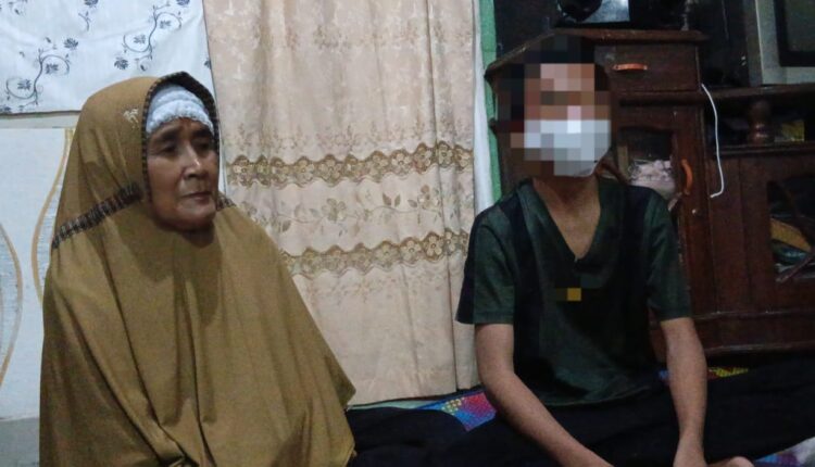 Siswa SMP didampingi nenek nya.