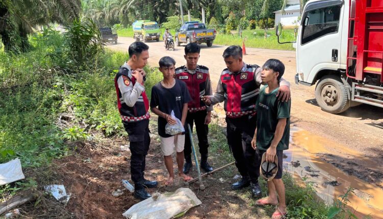 Pelaku ditemukan personel sedang meminta uang kepada pengemudi.