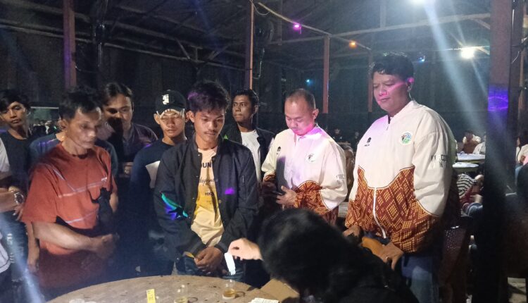 Salah satu pengunjung diamankan Polisi.