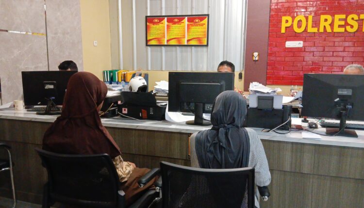 Korban didampingi neneknya membuat Laporan Polisi.