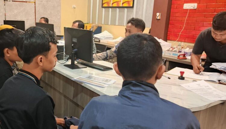 Salah satu korban membuat Laporan Polisi.