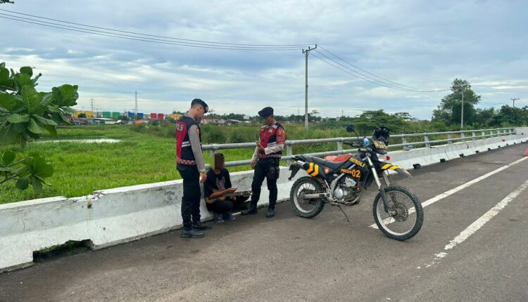 Terduga pelaku saat diamankan petugas.