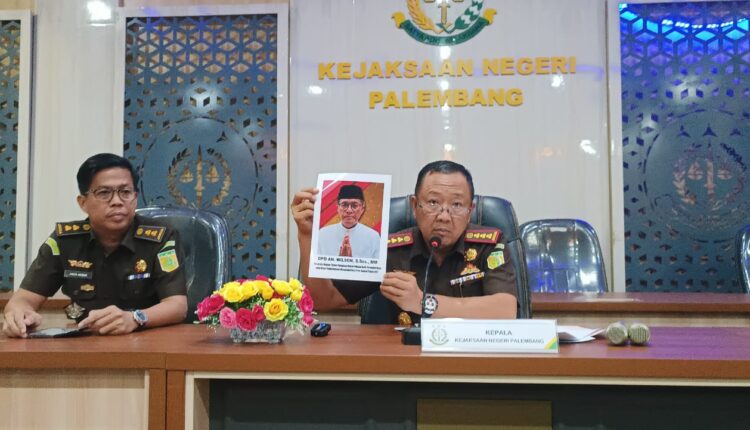 Kajari Palembang Hutamrin mengumumkan DPO tersangka Wilson kasus korupsi Pengadaan Batik PMD.