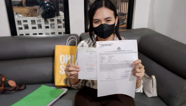 HY saat melihatkan Undangan dan Laporan Polisi.